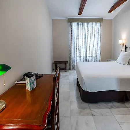 Simon Hotel *