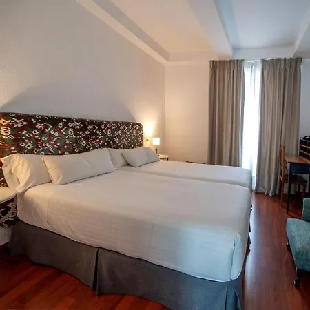 Simon Hotel *