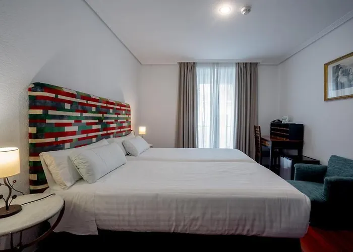 Simon Hotel *